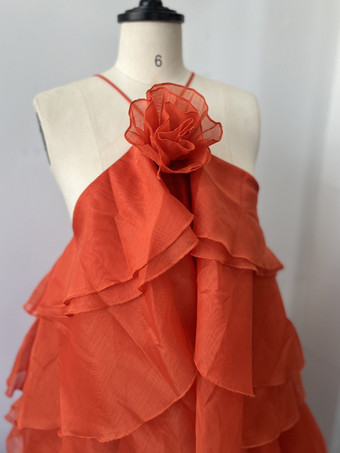 2025年夏のイベントにぴったりな、花柄のアクセントと背中開きのティアードマキシドレス