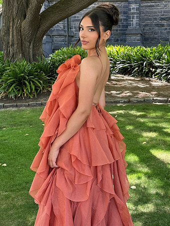 2025年夏のイベントにぴったりな、花柄のアクセントと背中開きのティアードマキシドレス