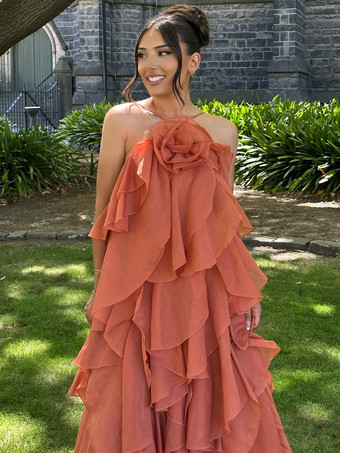 オレンジ 2025年夏のイベントにぴったりな、花柄のアクセントと背中開きのティアードマキシドレス