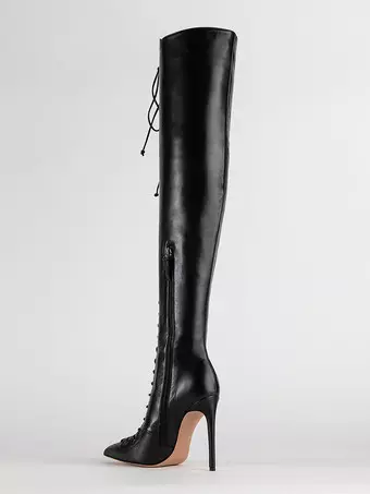 Stivali neri con tacco alto punta affilata allacciati e alti fino