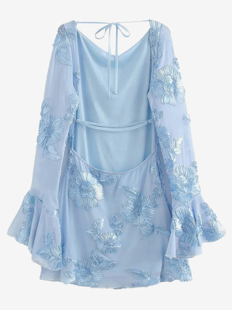 2025年秋冬、ベルスリーブとオープンバックが特徴的なライトブルーの花刺繍ドレス