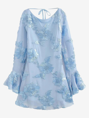 2025年秋冬、ベルスリーブとオープンバックが特徴的なライトブルーの花刺繍ドレス