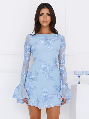 2025年秋冬、ベルスリーブとオープンバックが特徴的なライトブルーの花刺繍ドレス