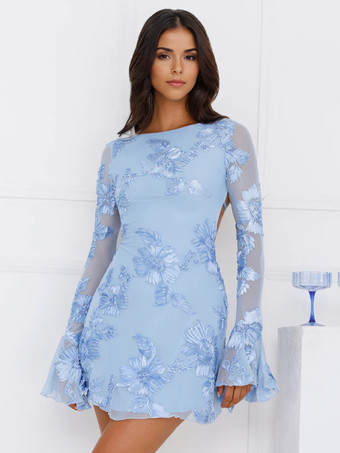 2025年秋冬、ベルスリーブとオープンバックが特徴的なライトブルーの花刺繍ドレス