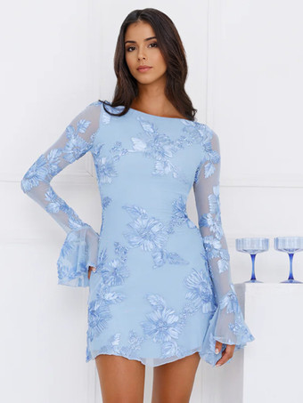 2025年秋冬、ベルスリーブとオープンバックが特徴的なライトブルーの花刺繍ドレス