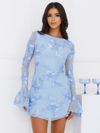 ライトスカイブルー2025年秋冬、ベルスリーブとオープンバックが特徴的なライトブルーの花刺繍ドレス