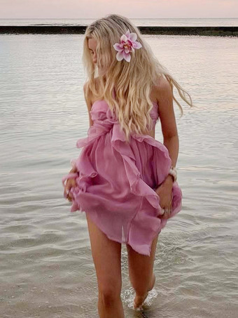 2025年夏にぴったりな、花柄のアクセントとホルターネックが特徴のピンクのシフォンフリルミニドレス