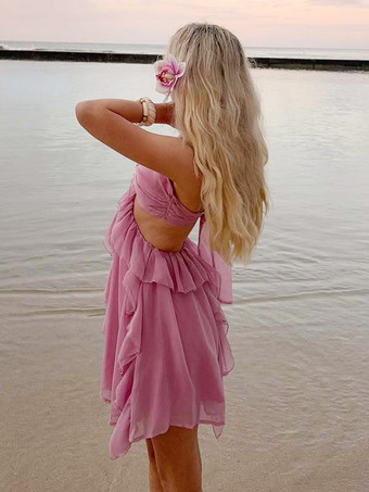 2025年夏にぴったりな、花柄のアクセントとホルターネックが特徴のピンクのシフォンフリルミニドレス