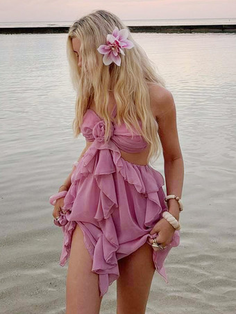 2025年夏にぴったりな、花柄のアクセントとホルターネックが特徴のピンクのシフォンフリルミニドレス