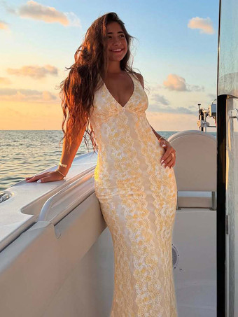 2025年夏にぴったりの、深めのVネックとオープンバックのノースリーブレースマキシドレス