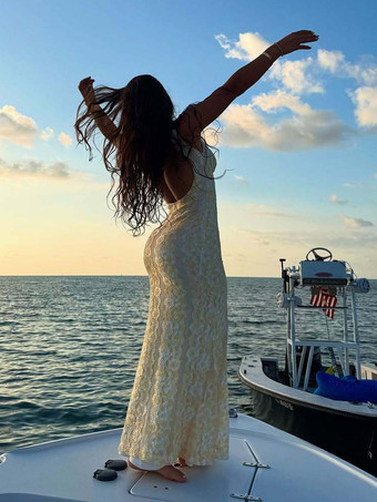 2025年夏にぴったりの、深めのVネックとオープンバックのノースリーブレースマキシドレス