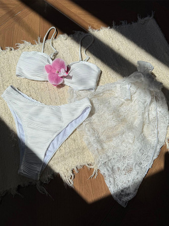 2025年夏のビーチにぴったりな、花柄のアクセントとレースのカバーアップが映えるビキニ