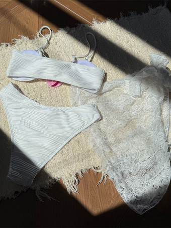 2025年夏のビーチにぴったりな、花柄のアクセントとレースのカバーアップが映えるビキニ