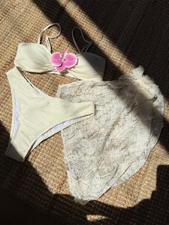 2025年夏のビーチにぴったりな、花柄のアクセントとレースのカバーアップが映えるビキニ