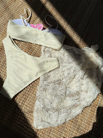 2025年夏のビーチにぴったりな、花柄のアクセントとレースのカバーアップが映えるビキニ