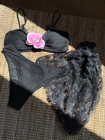 2025年夏のビーチにぴったりな、花柄のアクセントとレースのカバーアップが映えるビキニ