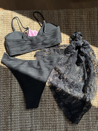 2025年夏のビーチにぴったりな、花柄のアクセントとレースのカバーアップが映えるビキニ