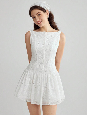 2025年夏向け、ボートネックのノースリーブ刺繍入りホワイトミニドレス