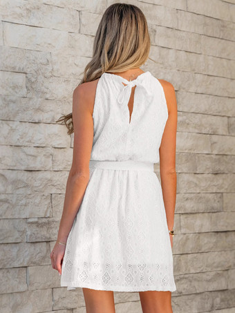 2025年夏にぴったりのベルト付きホワイトホルターネックミニレースドレス