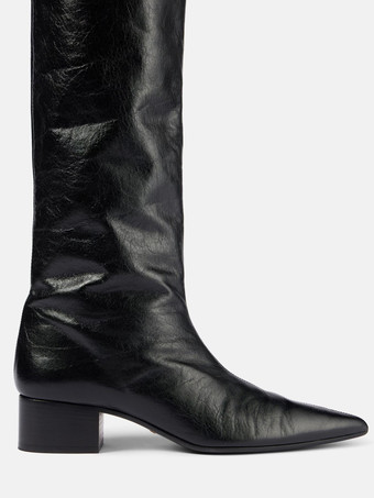 ブラックのオーバーニーブーツ、ポインテッドトゥ、チャンキーヒール、サイハイブーツ