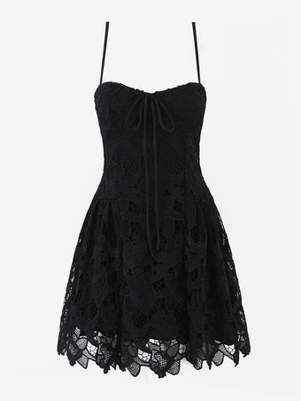 2025年夏のパーティーにぴったりな、フロントタイ付きのレースミニストラップドレス