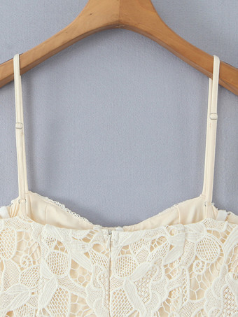 2025年夏のパーティーにぴったりな、フロントタイ付きのレースミニストラップドレス