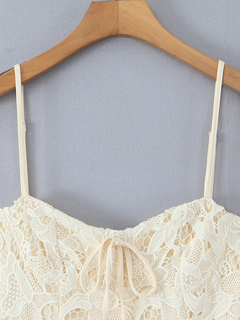 2025年夏のパーティーにぴったりな、フロントタイ付きのレースミニストラップドレス