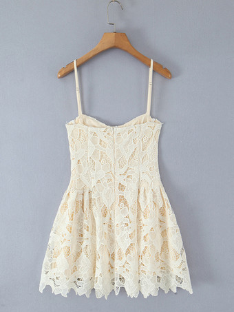 2025年夏のパーティーにぴったりな、フロントタイ付きのレースミニストラップドレス