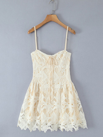 2025年夏のパーティーにぴったりな、フロントタイ付きのレースミニストラップドレス