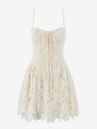 2025年夏のパーティーにぴったりな、フロントタイ付きのレースミニストラップドレス
