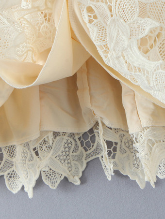 2025年夏のパーティーにぴったりな、フロントタイ付きのレースミニストラップドレス