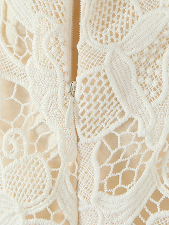 2025年夏のパーティーにぴったりな、フロントタイ付きのレースミニストラップドレス