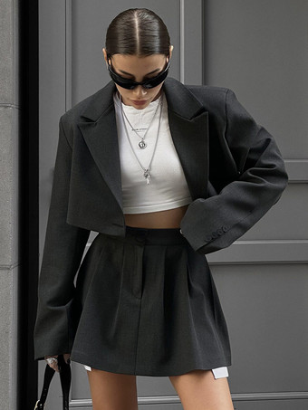 2025年秋冬 クロップドブレザーとハイウエストプリーツスカートのツーピースコーデ