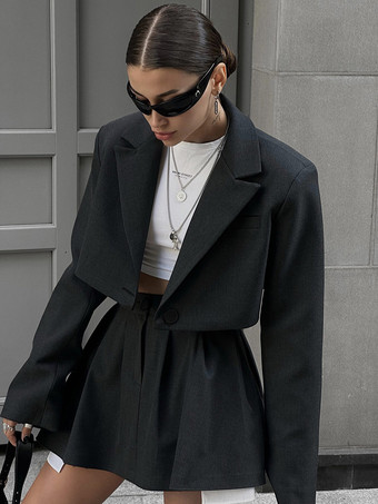 2025年秋冬 クロップドブレザーとハイウエストプリーツスカートのツーピースコーデ