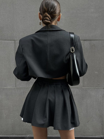 2025年秋冬 クロップドブレザーとハイウエストプリーツスカートのツーピースコーデ