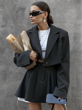 ブラック 2025年秋冬 クロップドブレザーとハイウエストプリーツスカートのツーピースコーデ