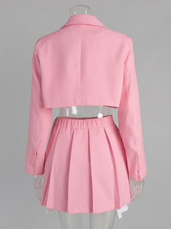 2025年秋冬 クロップドブレザーとハイウエストプリーツスカートのツーピースコーデ