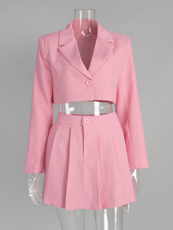 2025年秋冬 クロップドブレザーとハイウエストプリーツスカートのツーピースコーデ