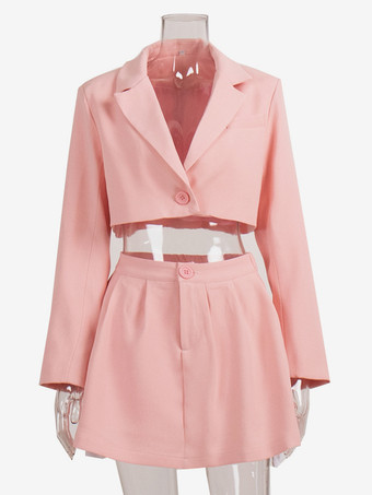 2025年秋冬 クロップドブレザーとハイウエストプリーツスカートのツーピースコーデ