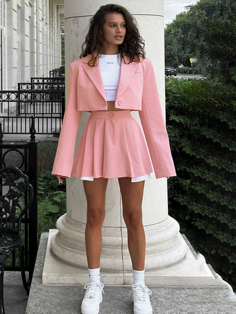 2025年秋冬 クロップドブレザーとハイウエストプリーツスカートのツーピースコーデ