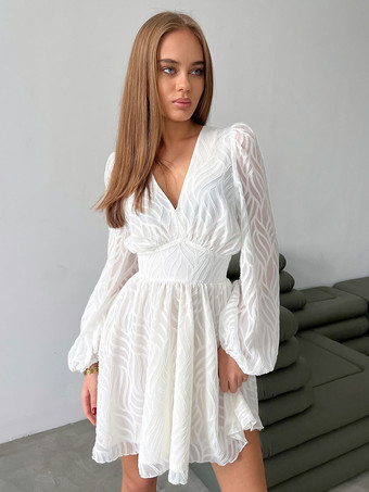 2025年夏向け、Vネックと長袖のジャカードミニドレス