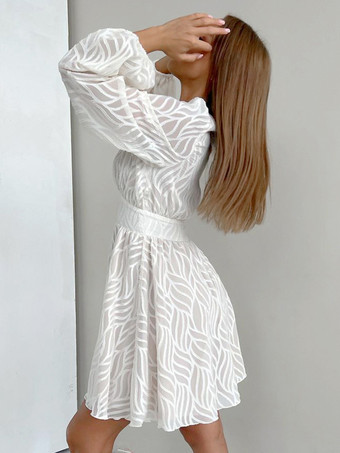 2025年夏向け、Vネックと長袖のジャカードミニドレス