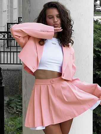 ソフトピンク2025年秋冬 クロップドブレザーとハイウエストプリーツスカートのツーピースコーデ