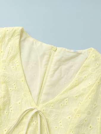 2025年夏にぴったりの、Vネックとパフスリーブのイエローアイレットミニドレス