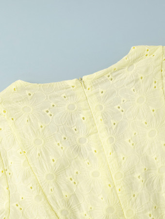 2025年夏にぴったりの、Vネックとパフスリーブのイエローアイレットミニドレス