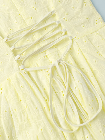 2025年夏にぴったりの、Vネックとパフスリーブのイエローアイレットミニドレス