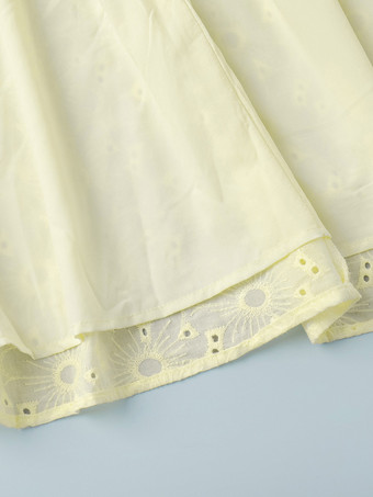 2025年夏にぴったりの、Vネックとパフスリーブのイエローアイレットミニドレス