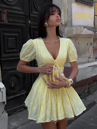 イエロー2025年夏にぴったりの、Vネックとパフスリーブのイエローアイレットミニドレス