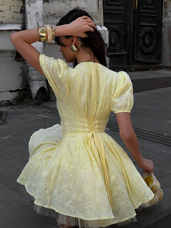 2025年夏にぴったりの、Vネックとパフスリーブのイエローアイレットミニドレス