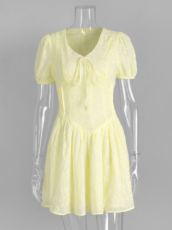 2025年夏にぴったりの、Vネックとパフスリーブのイエローアイレットミニドレス